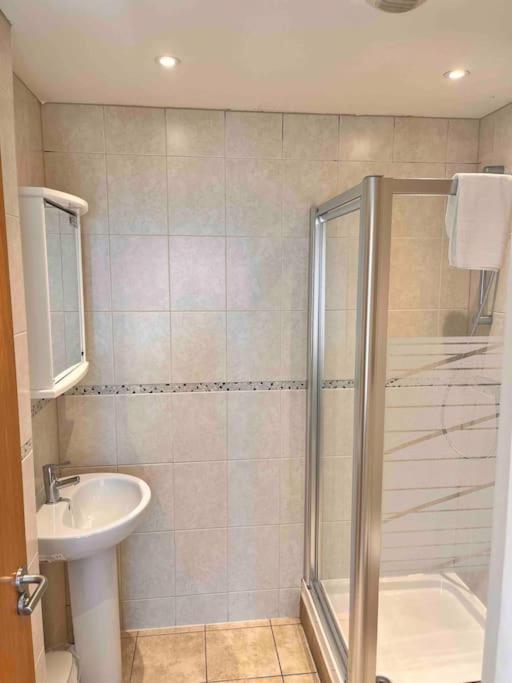 2Bed With Pool & Sea View Apartment New Quay Extérieur photo
