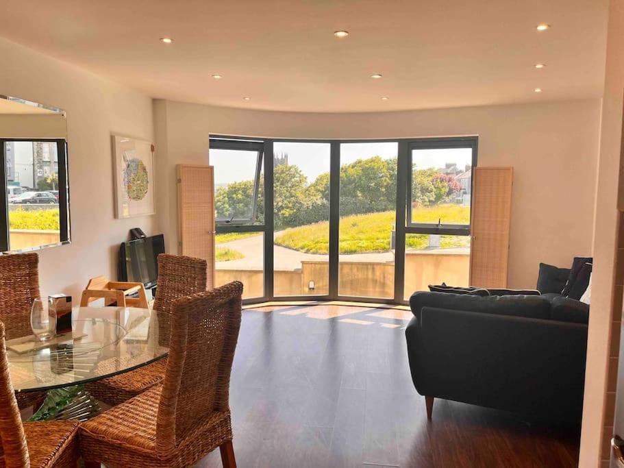 2Bed With Pool & Sea View Apartment New Quay Extérieur photo