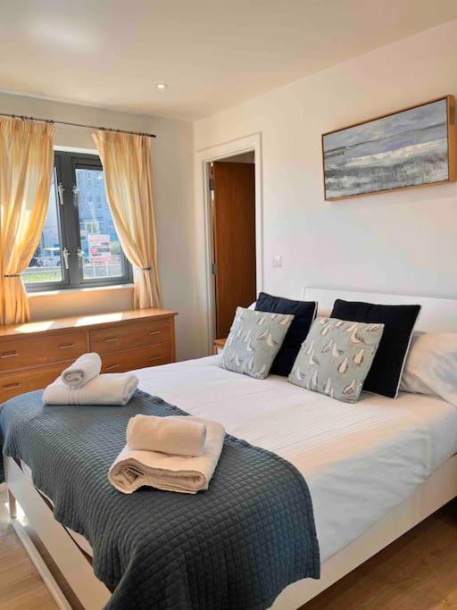 2Bed With Pool & Sea View Apartment New Quay Extérieur photo